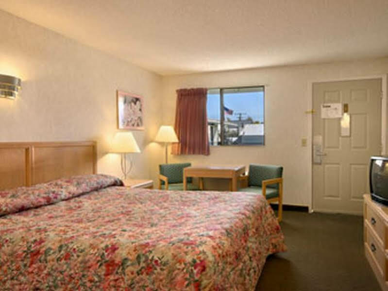 Super 8 By Wyndham *